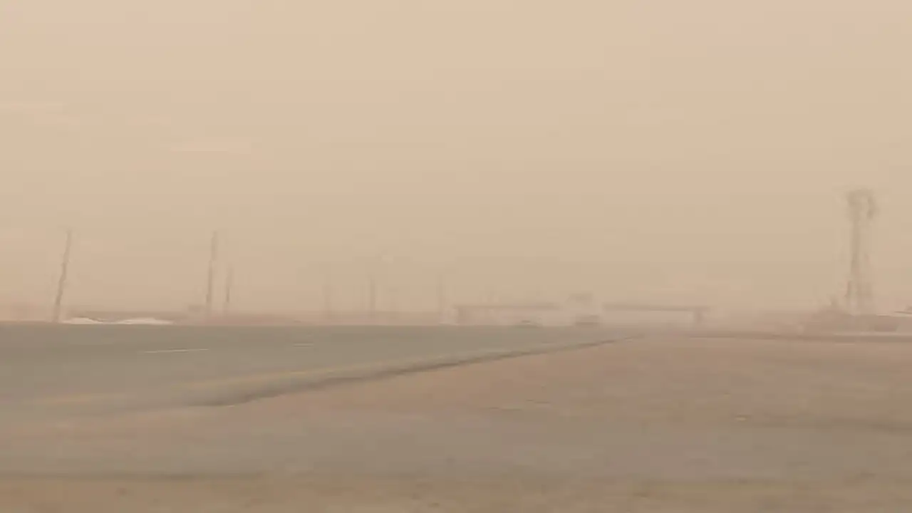 تحذير لمرتادي مرسى مطروح.. عاصفة ترابية قوية تتسبب في انعدام الرؤية الليلية